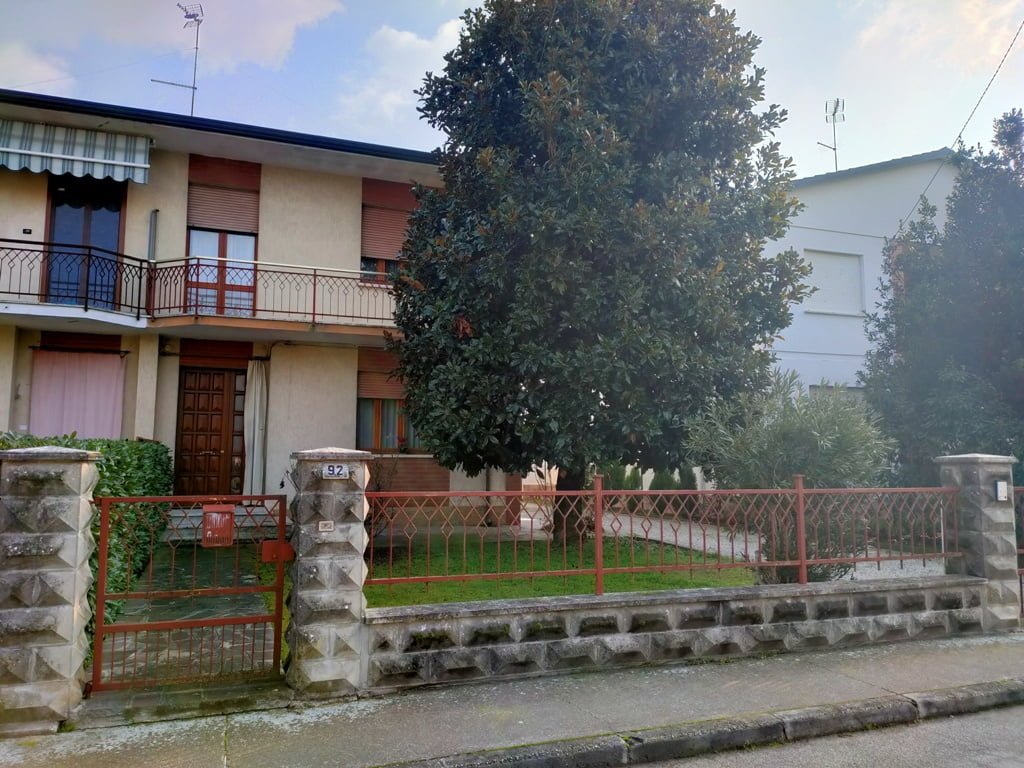 STIENTA – Villa in bifamiliare divisa in due appartamenti